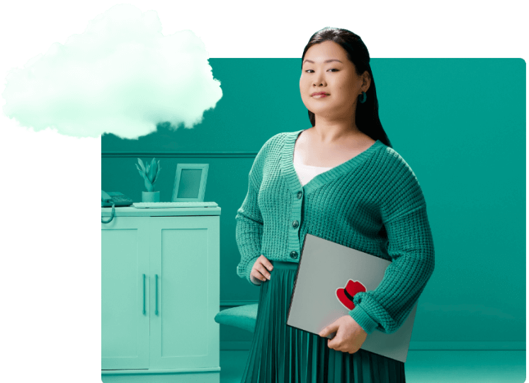 一位女士手持一台贴有红帽贴纸的笔记本电脑，旁边是一朵云的图像